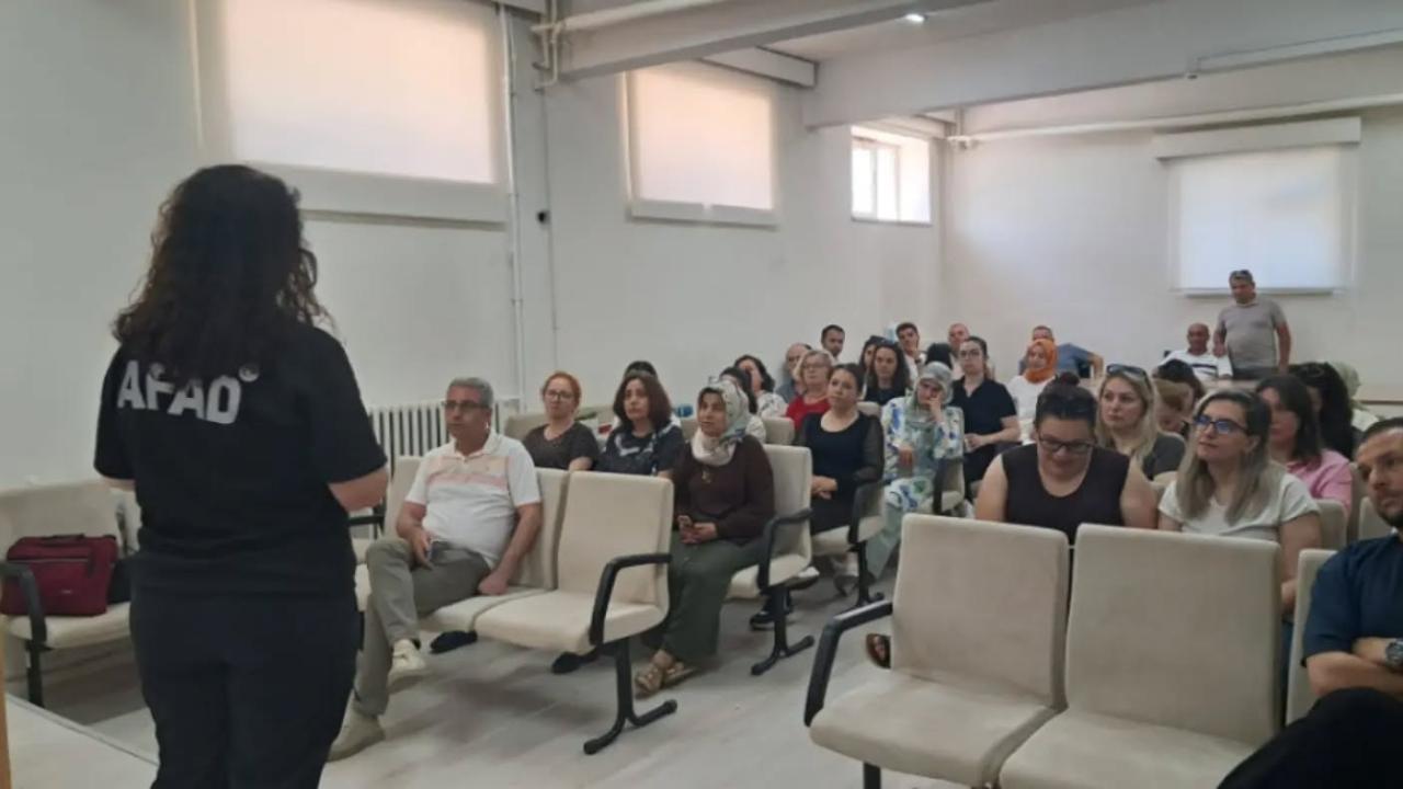Sinop'ta Aile ve Sosyal Hizmetler personeli afetlere karşı bilinçlendirildi