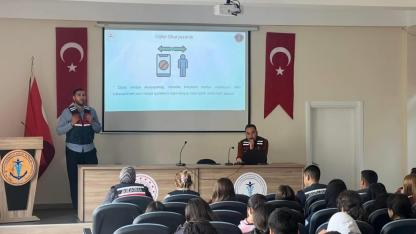 Sinop'ta öğrenciler siber tehlikelere karşı bilgilendirildi