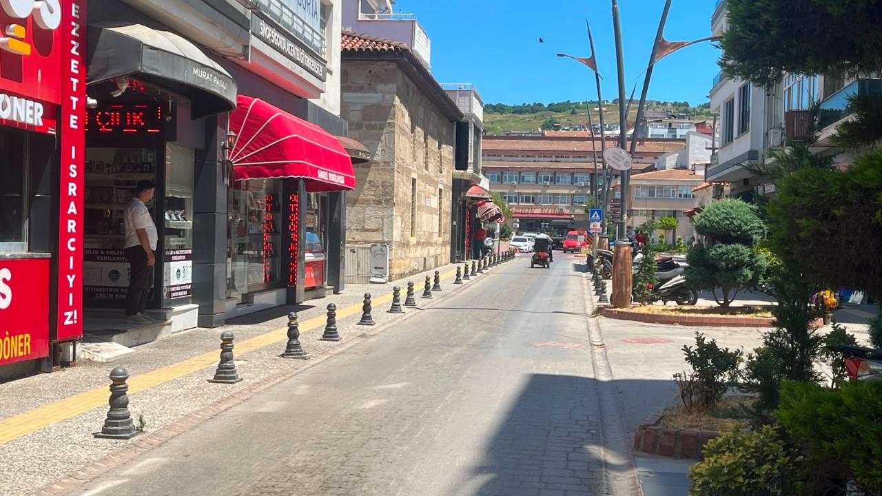 Sinop'ta yolunu kaybeden yaşlı vatandaşı polis evine götürdü