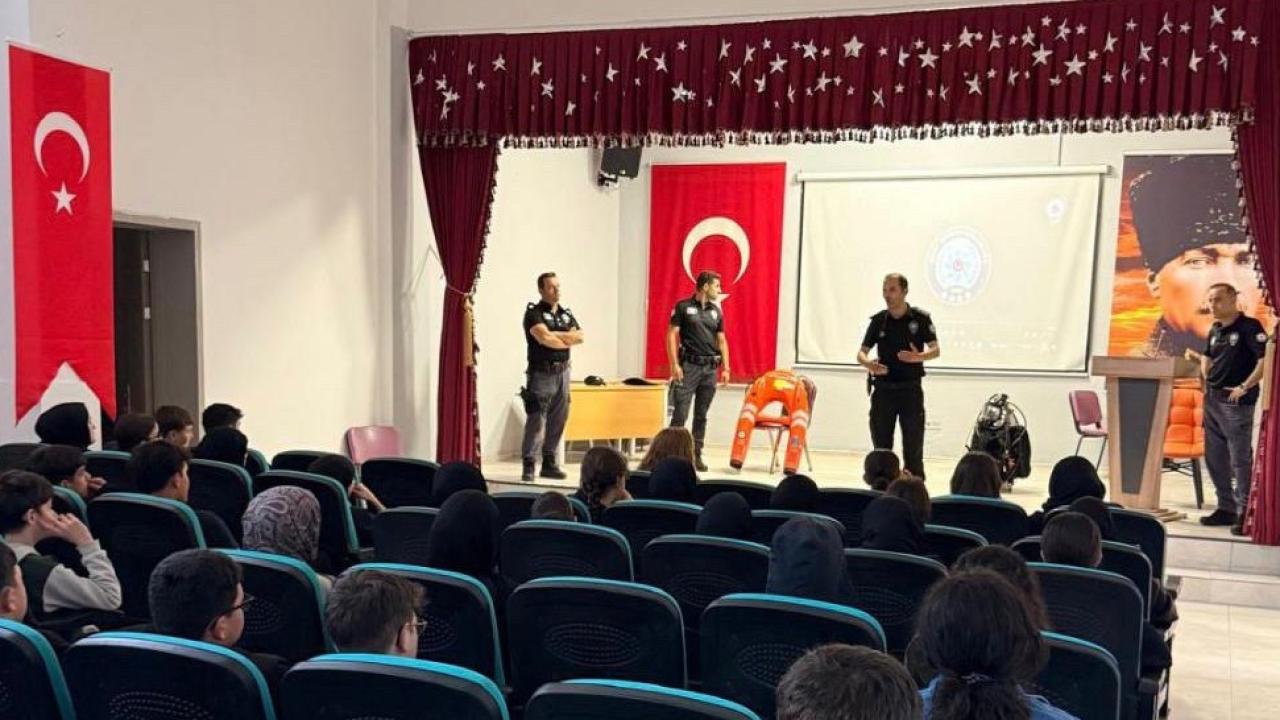 Türkeli'de öğrencilere güvenli yüzmenin püf noktaları anlatıldı