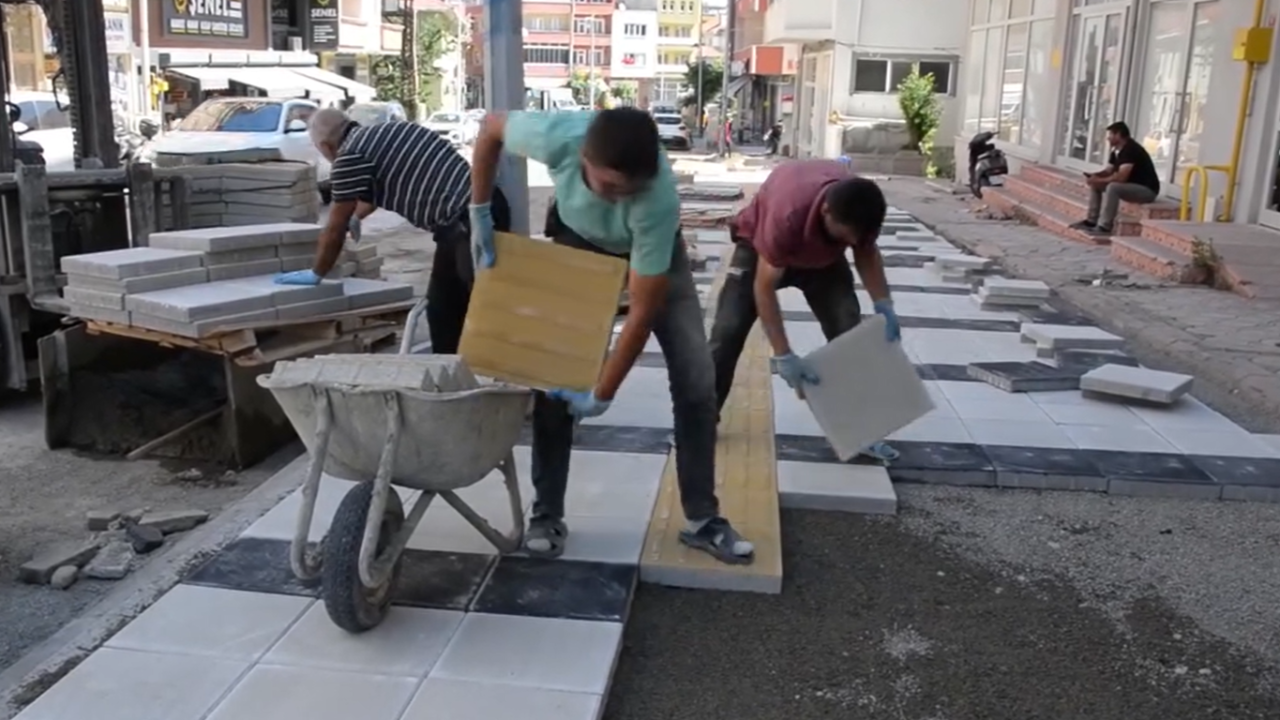 Türkeli'nde kaldırım ve çocuk parkı yenileniyor