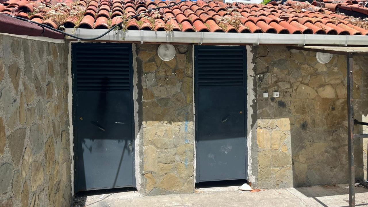 Vandalizmin faturası vatandaşa kesildi: Onarmak yerine demir kapı takıp kapattılar