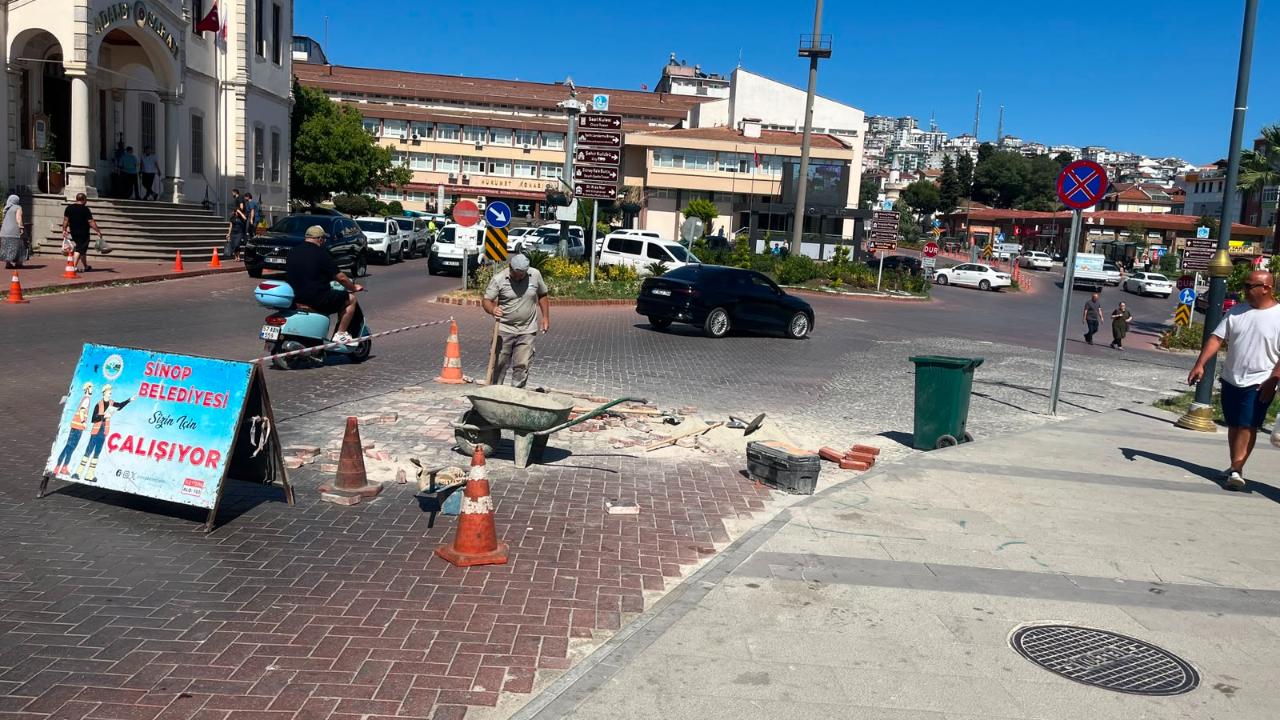 Çöken parke taşları sökülüyor