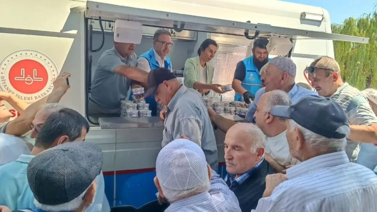 Cuma sonrası ağızlar aşureyle tatlandı