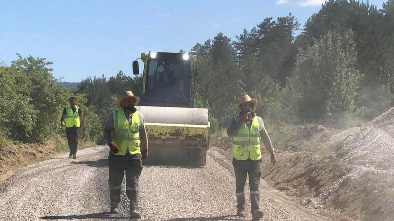 Ekipler sıcak asfalt için durmaksızın çalışıyor