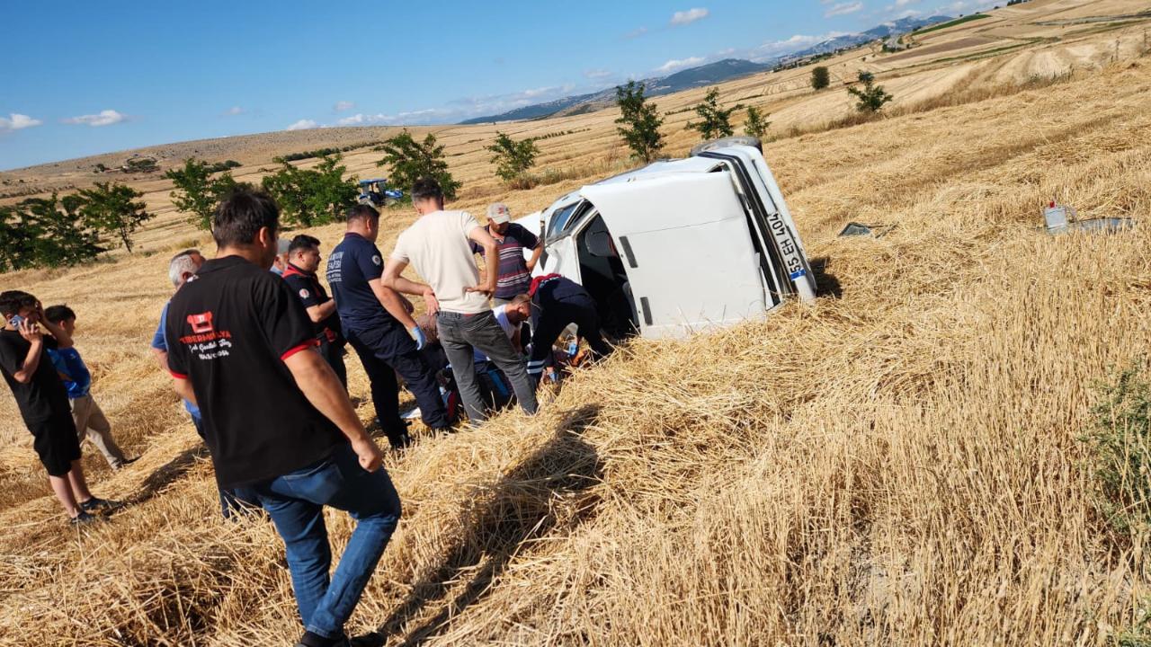 Otomobil tarlaya uçtu: 2 yaralı