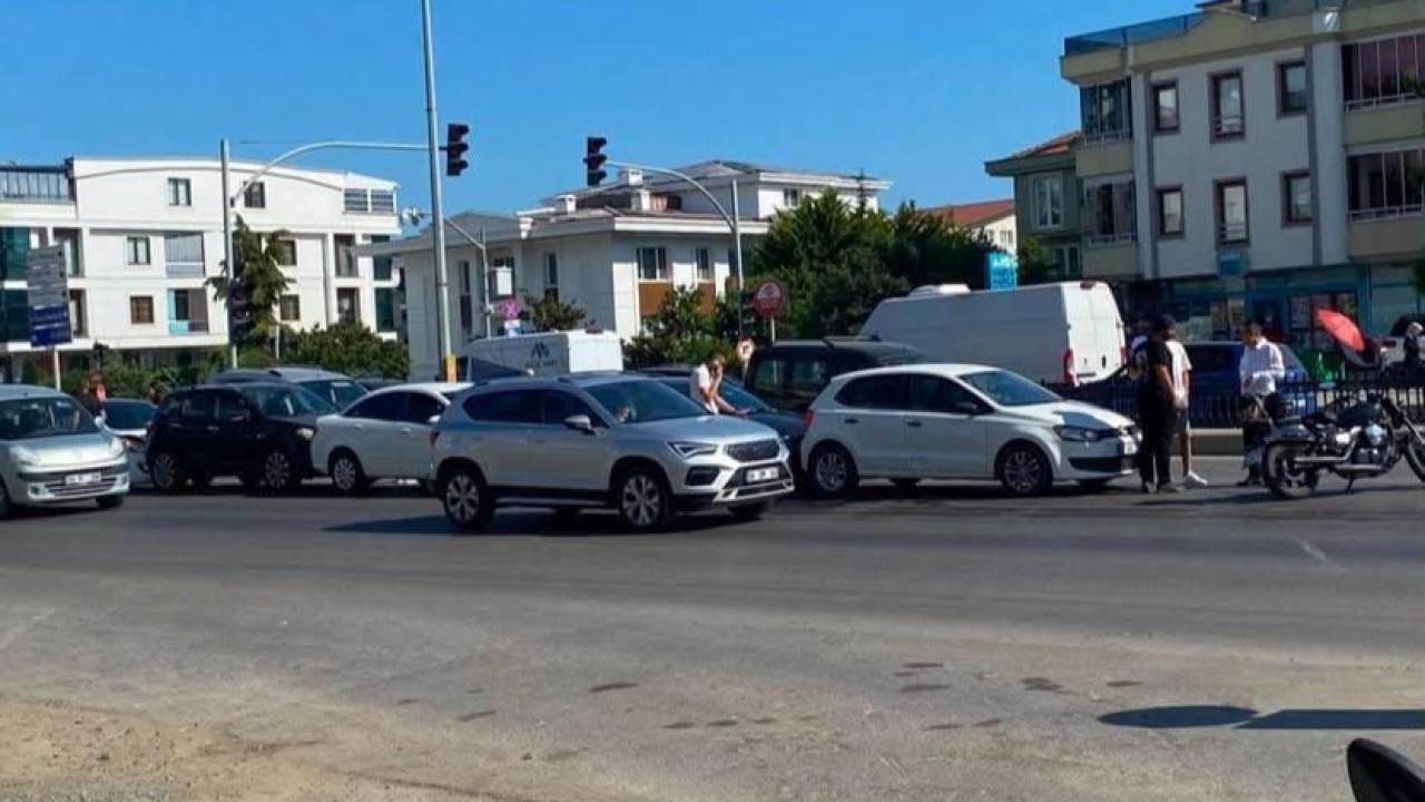 Sabah trafiğinde zincirleme kaza: 5 araç çarpıştı