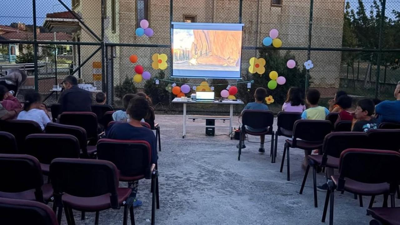 Sinop'ta çocuklar açık hava sinemasında buluştu