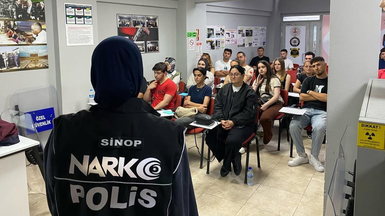 Sinop’ta özel güvenlik adaylarına uyuşturucuyla mücadele semineri