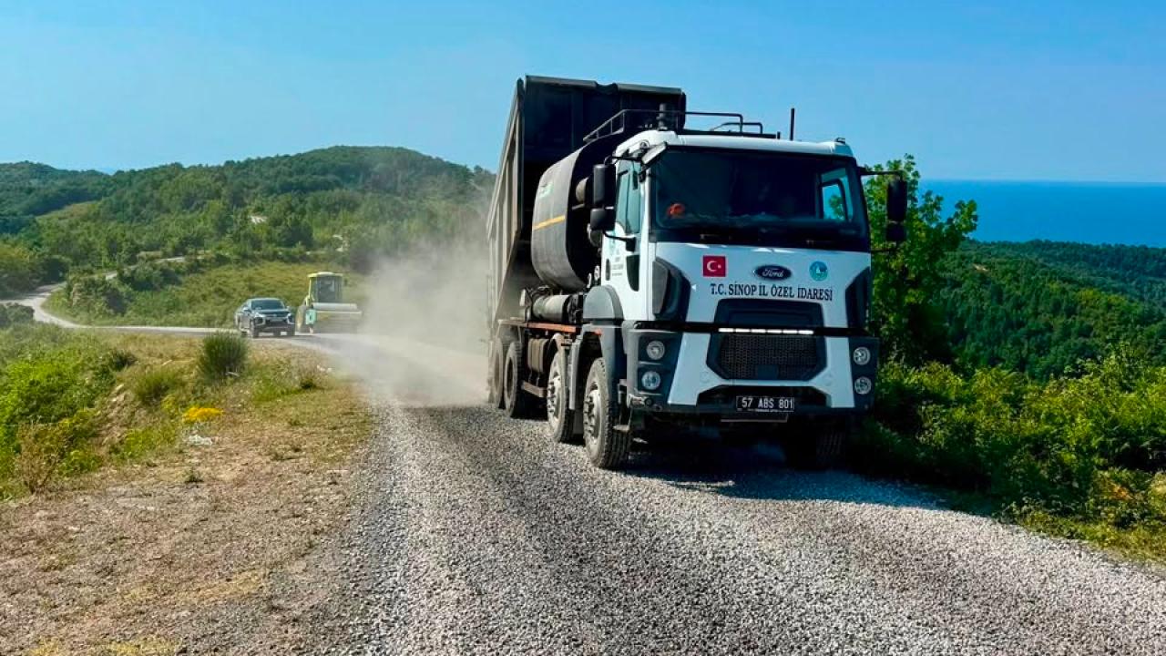 Türkeli’de bir köy yolu daha modern hale getirildi