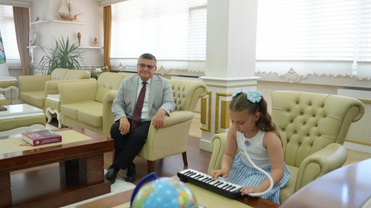Vali Özarslan kendisine türkü besteleyen İlkim’i ağırladı