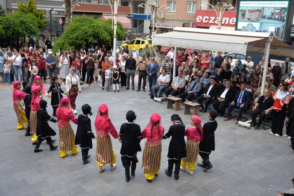 Miniklerin performansı izleyenlere keyifli anlar yaşattı