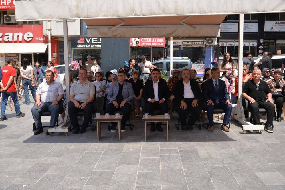 Miniklerin performansı izleyenlere keyifli anlar yaşattı
