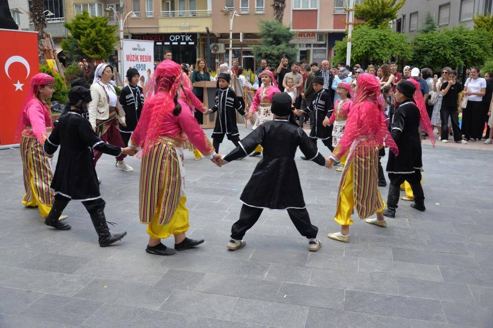 Miniklerin performansı izleyenlere keyifli anlar yaşattı