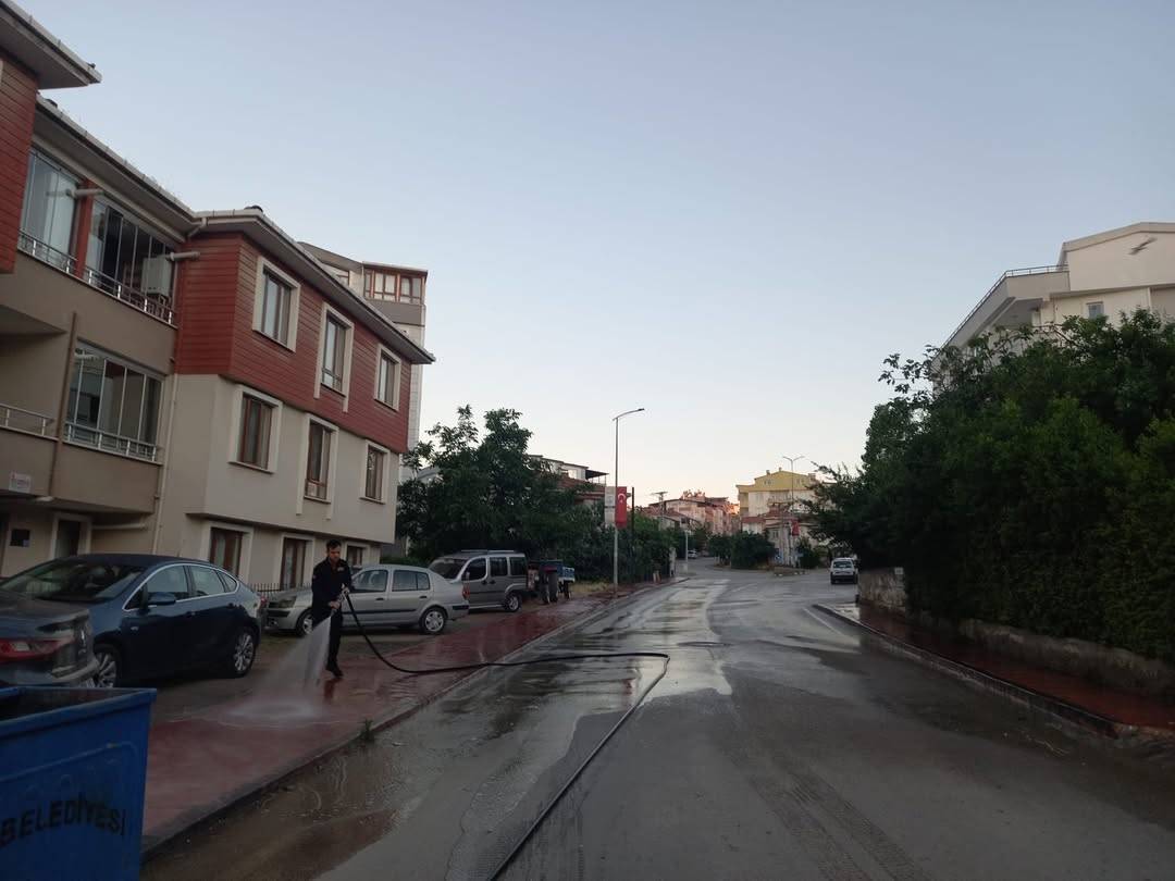 Caddeler tazyikli suyla yıkandı
