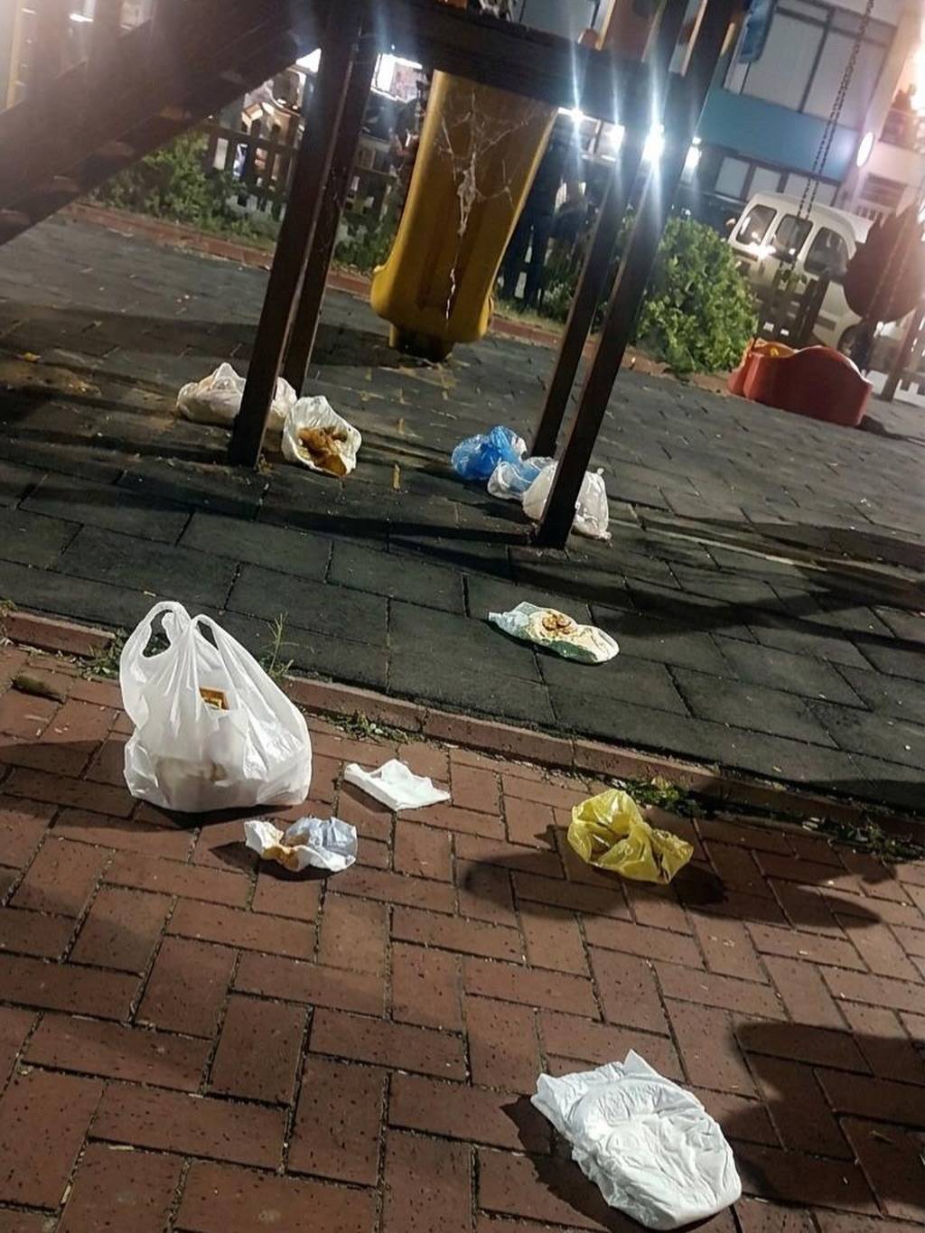 Kavgası ayrı dert, çöpü pisliği ayrı dert: Bu caddede sorunlar bitmiyor