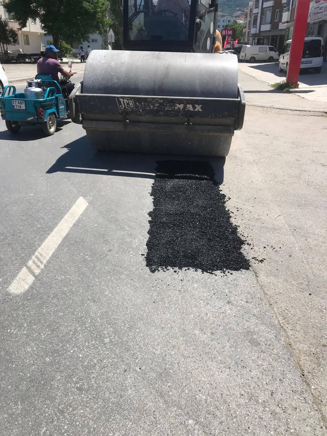 Bozulan yollar tek tek onarılıyor