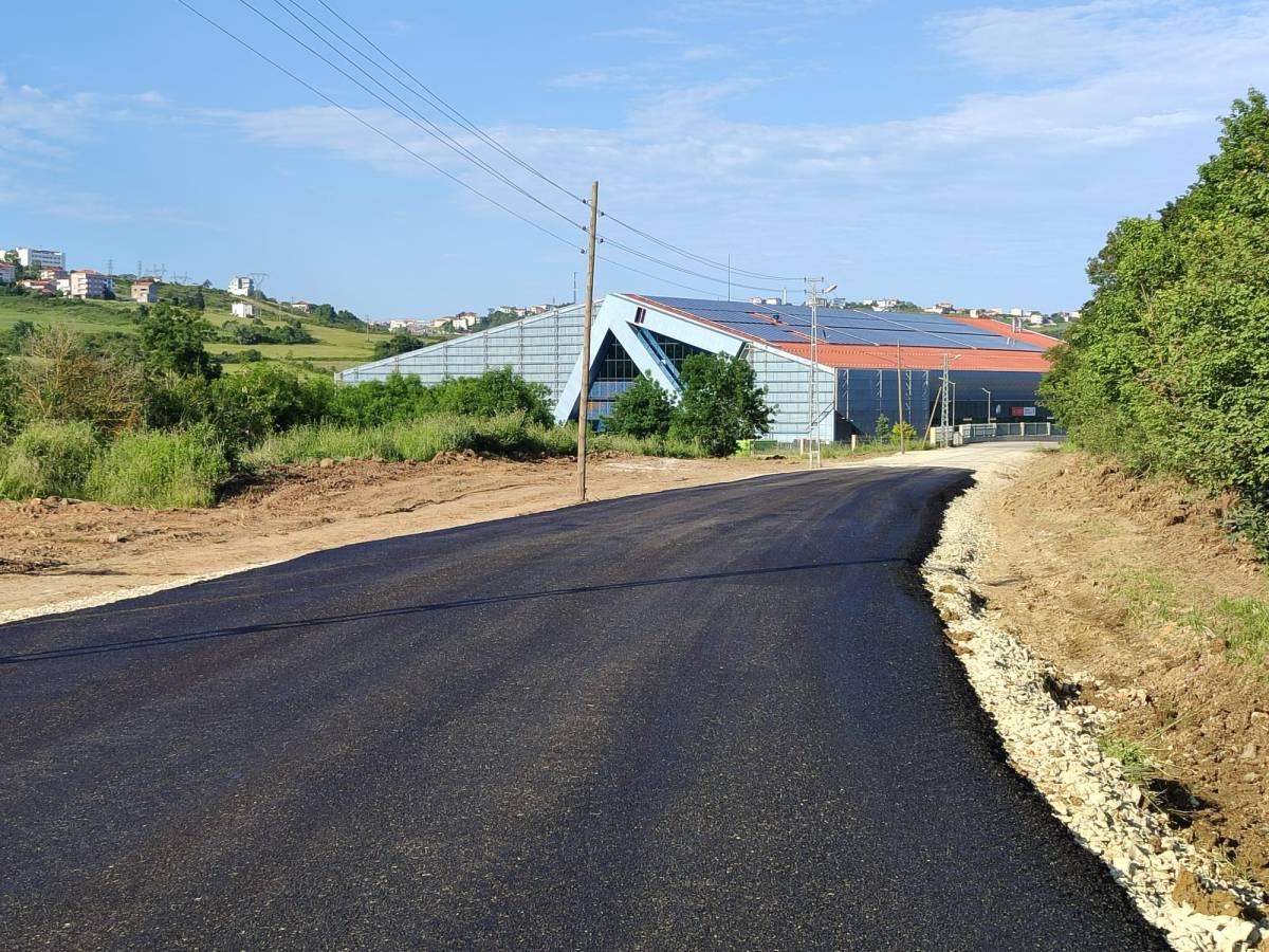 Sinop'ta köstebek yuvası dönen yol belediye ekiplerince asfaltlandı