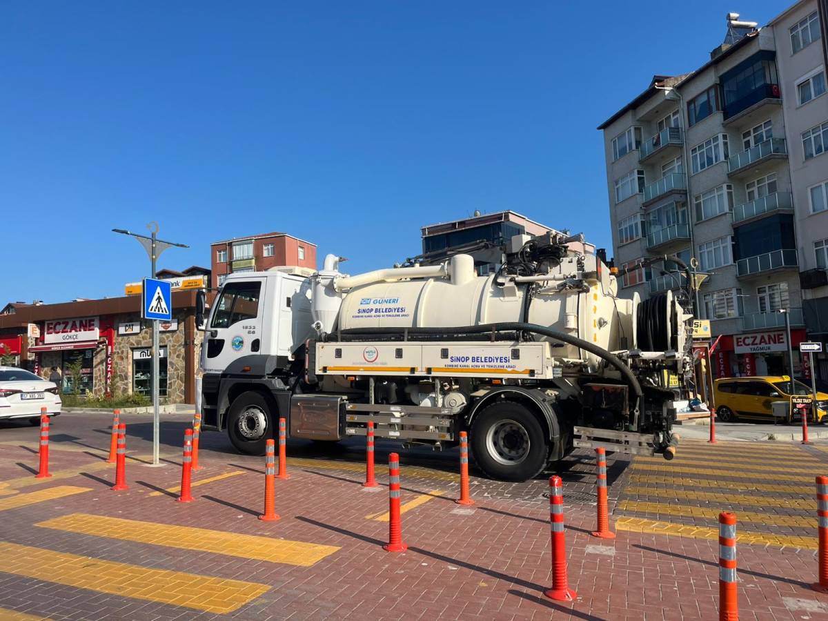 Sinop’ta Valilik önünde rögar taştı: Belediye ekipleri seferber oldu