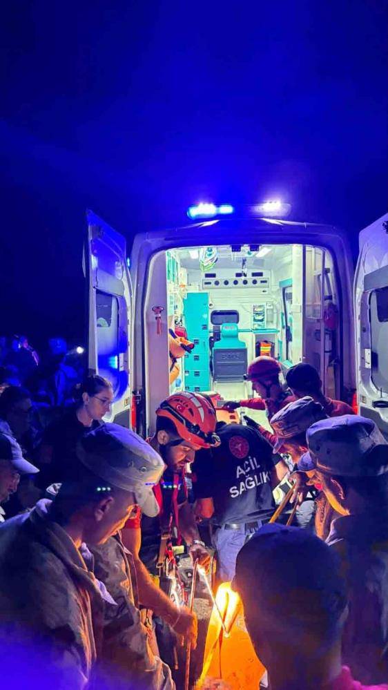 Çöp dökerken uçuruma yuvarlandı: 3 saatlik can pazarı!