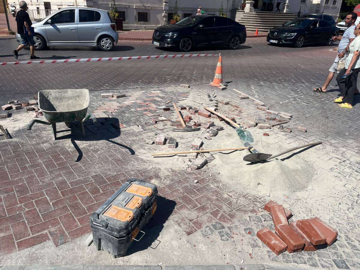 Çöken parke taşları sökülüyor